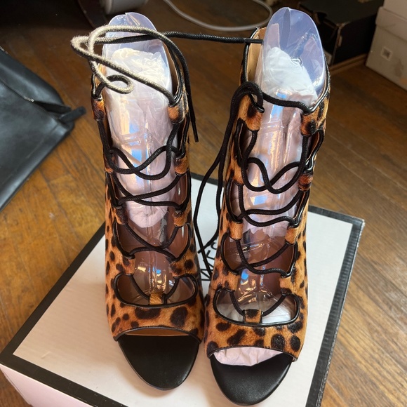 Cheetah print lace up women’s heels. - Picture 2 of 6